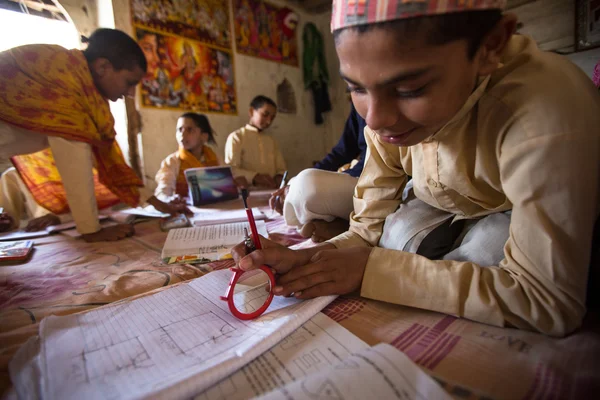 Enfants inconnus faisant leurs devoirs — Photo