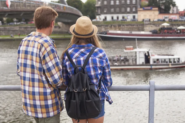 Jeune couple romantique sur la rive de la rivière — Photo