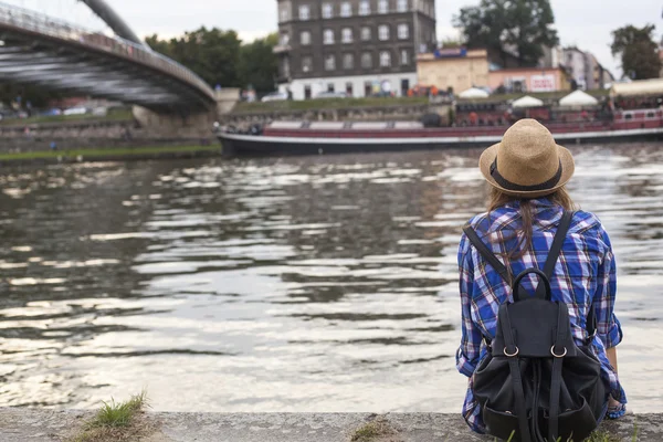 Mädchen am Ufer des Weichselflusses — Stockfoto