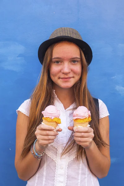 Jeune fille mignonne avec crème glacée — Photo