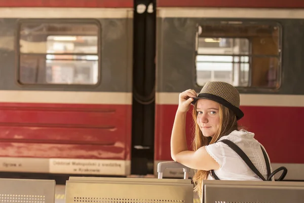 Молодая счастливая девушка ждет поезда — стоковое фото