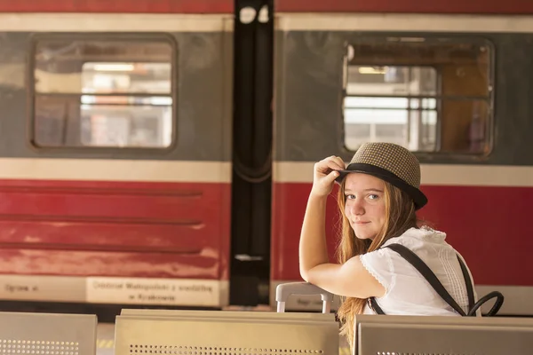 電車を待っている幸せな少女 — ストック写真