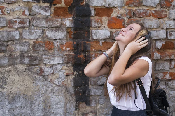 Unga känslomässiga tjej njuter musik — Stockfoto