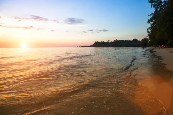 Vacker solnedgång på seaside. — Stockfoto