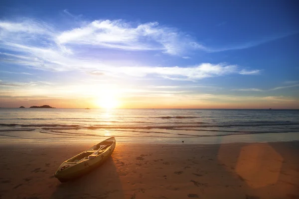 Kanot ligga på stranden. — Stockfoto