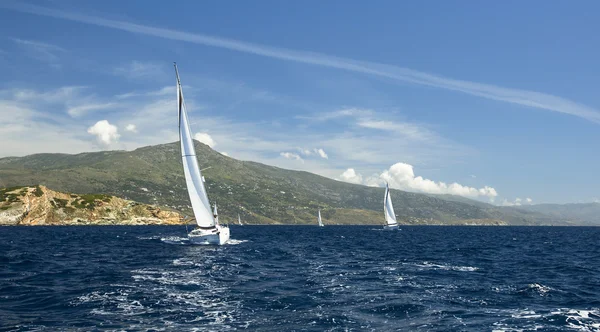 Lyxyacht på segling regatta — Stockfoto