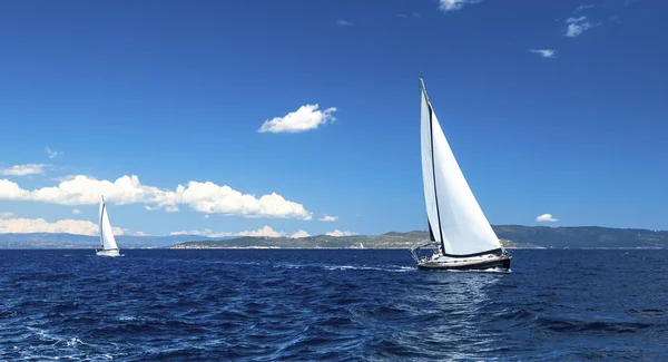 Lyxyacht på segling regatta — Stockfoto