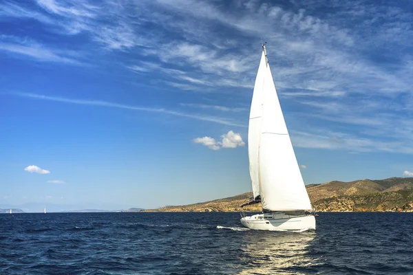 Iate de luxo em regata à vela — Fotografia de Stock