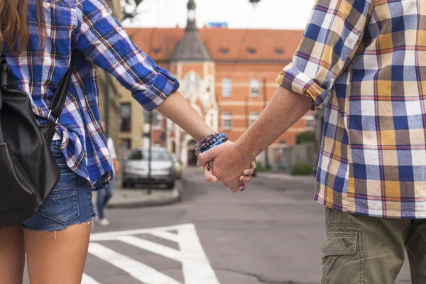 Joven pareja romántica cogida de la mano —  Fotos de Stock