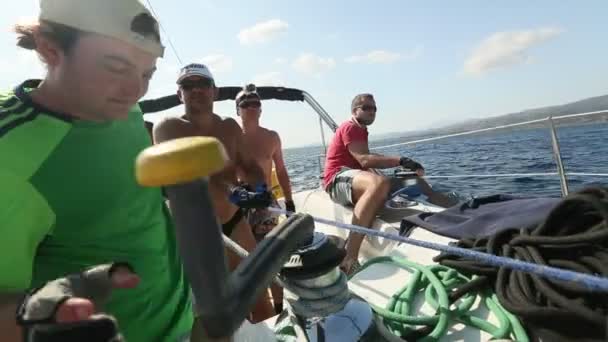 Los marineros participan en regata de vela — Vídeo de stock