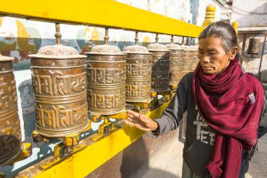 yaşlı kadının yanına stupa Boudhanath.