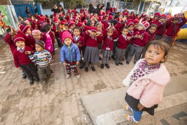 Nepal dans dersi sırasında öğrenciler