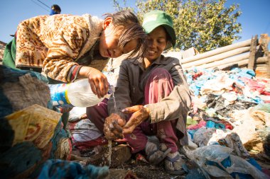 Çocuk ve ailesi Nepal