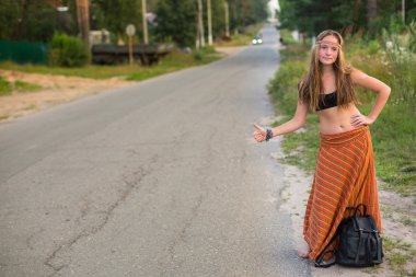 Genç otostopçu kız