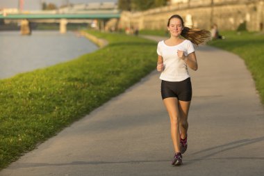 Kız şehirde bir koşu bandı üzerinde