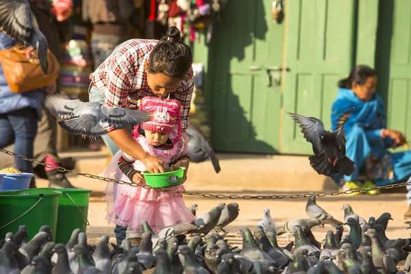 Femme et enfant près de stupa Boudhanath . — Photo