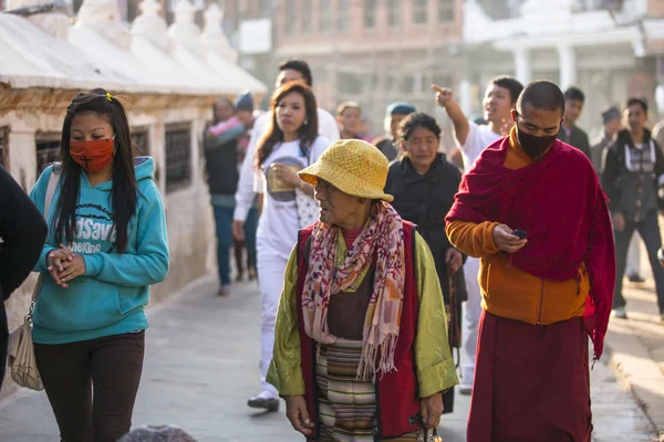 Pielgrzymi w pobliżu stupy Boudhanath — Zdjęcie stockowe