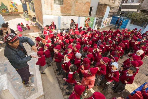 Leerlingen tijdens dans les in Nepal — Stockfoto