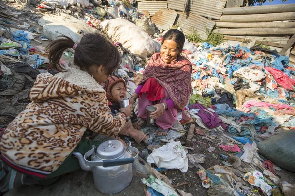Çocuk ve ailesi Nepal