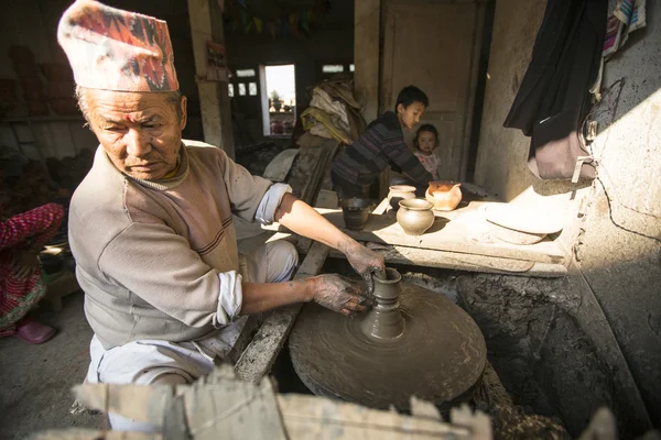 Nepalese man aan het werk in pottenbakkerij — Stockfoto