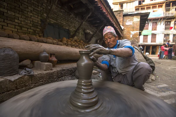 Nepalês trabalhando em oficina de cerâmica — Fotografia de Stock