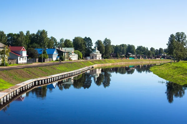 Costa de río en el viejo Tikhvin — Foto de Stock