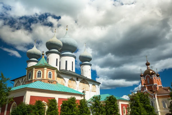 Tikhvin antagandet kloster — Stockfoto