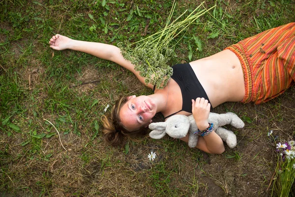 Flickan liggande på marken — Stockfoto