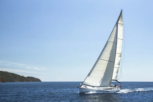 Boot in zeilregatta — Stockfoto