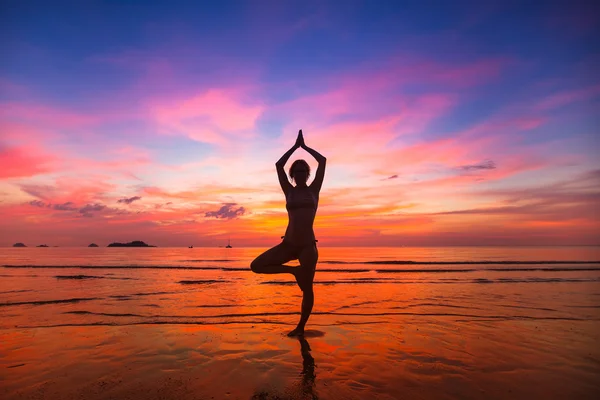 Frau praktiziert Yoga — Stockfoto