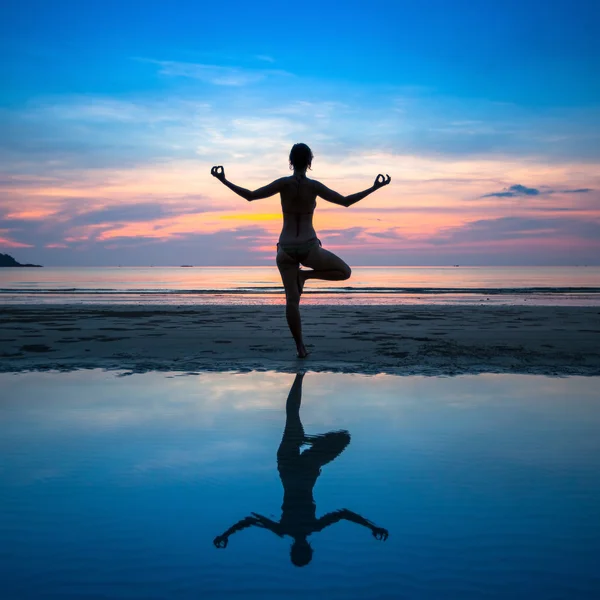 Vrouw die yoga beoefent — Stockfoto