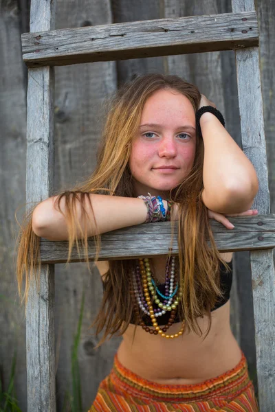 Ragazza che riposa in campagna . — Foto Stock