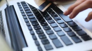 Kadınların elleri tipik bilgisayar klavye (Hd)
