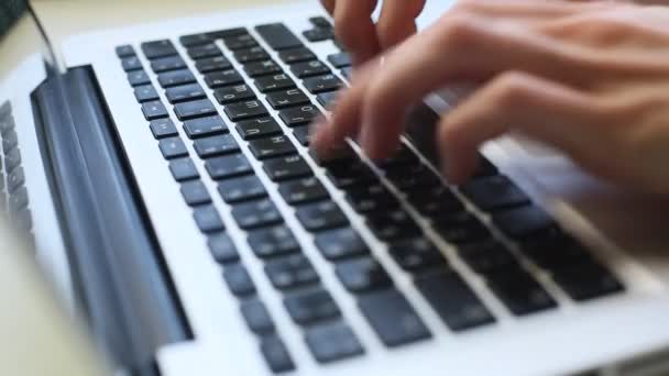 Vrouwen handen typen op computertoetsenbord (Hd) — Stockvideo