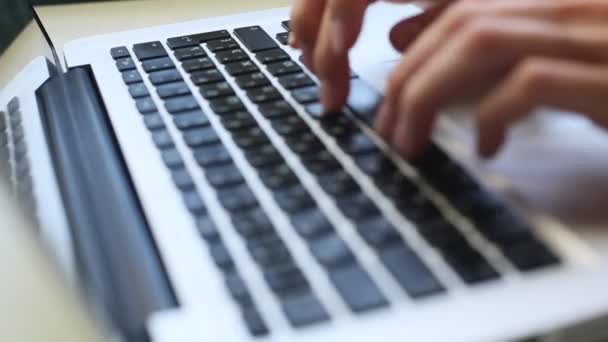 Les mains des femmes tapant sur le clavier de l'ordinateur (HD )