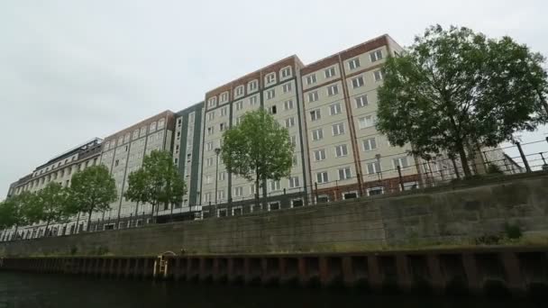 施普雷河在柏林市中心，银行查看从游览船. — 图库视频影像