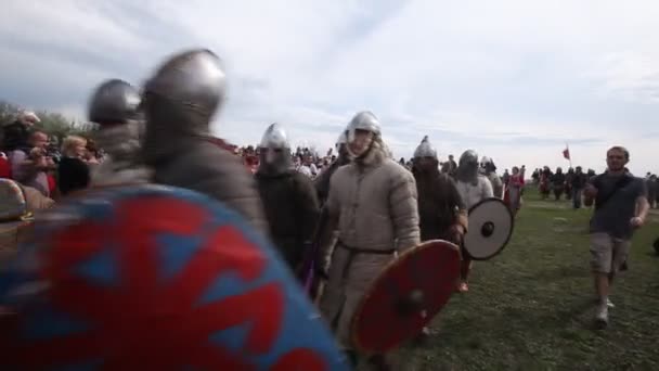 Participantes no identificados de Rekawka - tradición polaca, celebrada en Cracovia el martes después de Pascua. Actualmente tiene el carácter de festival reconstrucción histórica . — Vídeo de stock