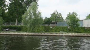 Berlin'in merkezindeki, Spree Nehri'nin görüntülemek tur tekne.