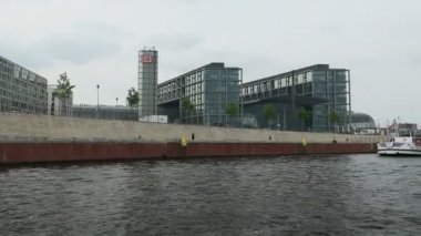Berlin'in merkezindeki, Spree Nehri'nin görüntülemek tur tekne.