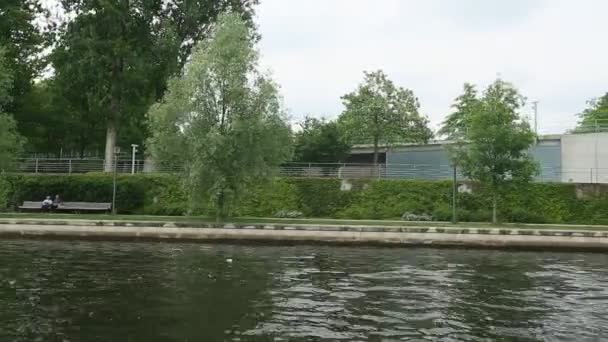 Brzegiem rzeki Szprewy w centrum Berlina, widok z łodzią. — Wideo stockowe