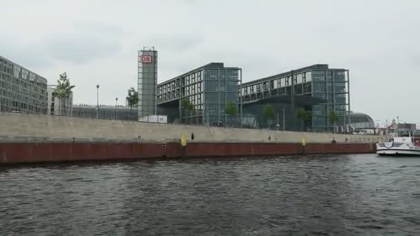 Spreeufer in Zentralberlin, Blick vom Ausflugsboot. — Stockvideo