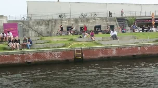 Stranden av floden Spree i centrala Berlin, Visa från turbåt. — Stockvideo