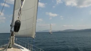 Dalgalar aracılığıyla Rüzgar yelken.