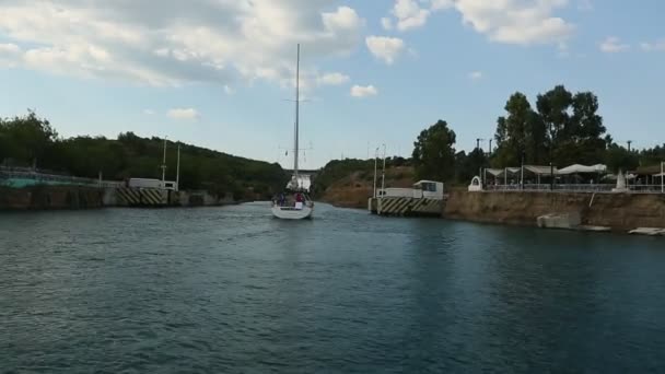 Kruising met zeilen jacht via het kanaal van Korinthe van de Saronische Golf in de Egeïsche zee, Griekenland. — Stockvideo