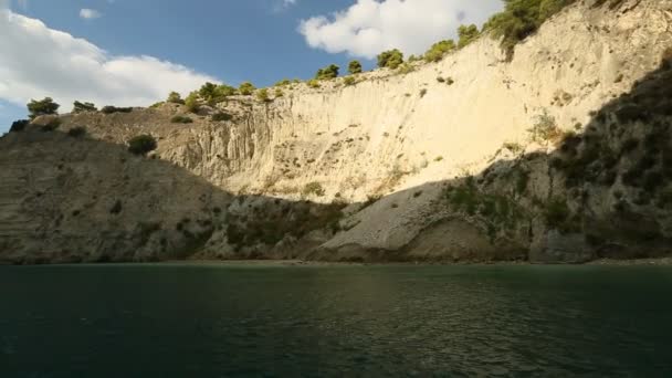 Kruising met zeilen jacht via het kanaal van Korinthe van de Saronische Golf in de Egeïsche zee, Griekenland. — Stockvideo