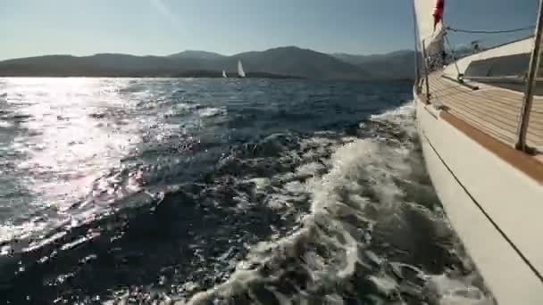 Naviguer dans le vent à travers les vagues .