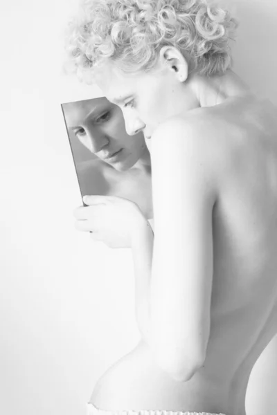 Sexy dívka a zrcadlo — Stock fotografie