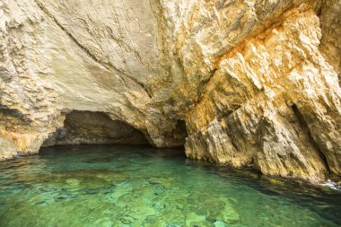 Zakynthos adasındaki mavi mağaralar