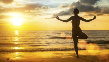 Kadın siluet meditasyon