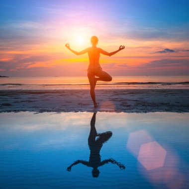 Kadın yoga yapıyor.